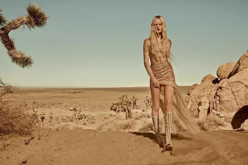 Hanne Gaby Odiele သည် Elisabetta Franchi ၏ နွေဦး 2016 collection မှ အလှဆင်ထားသော ၀တ်စုံကို ၀တ်ဆင်ထားသည်