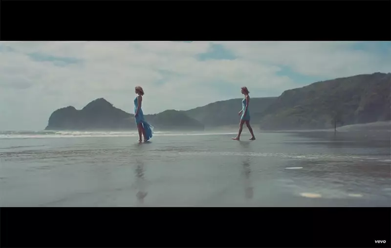 Et stillbilde fra Taylor Swifts musikkvideo fra Out of the Woods