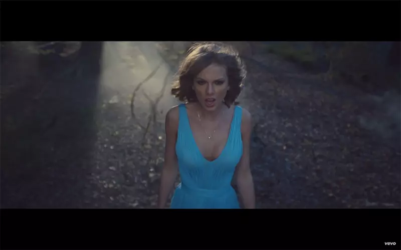 Taylor Swift usa un vestido azul con escote pronunciado en el video musical 'Out of the Woods'