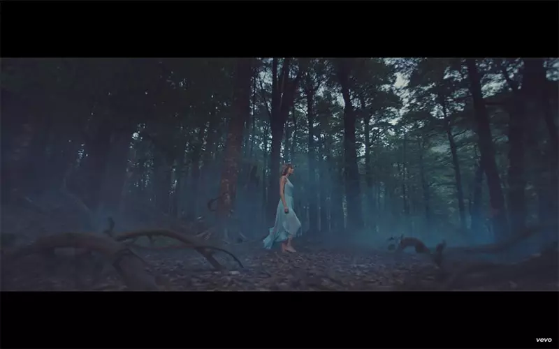 Taylor Swift ao amin'ny horonantsary mozika Out of the Woods