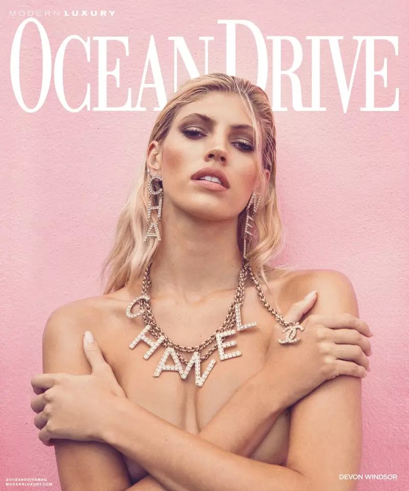 Devon Windsor โพสท่าในสไตล์ฤดูร้อนสำหรับ Ocean Drive