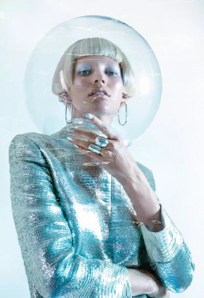 Devon Windsor di Metallics de ji bo Numero Russia Futuristic dibe