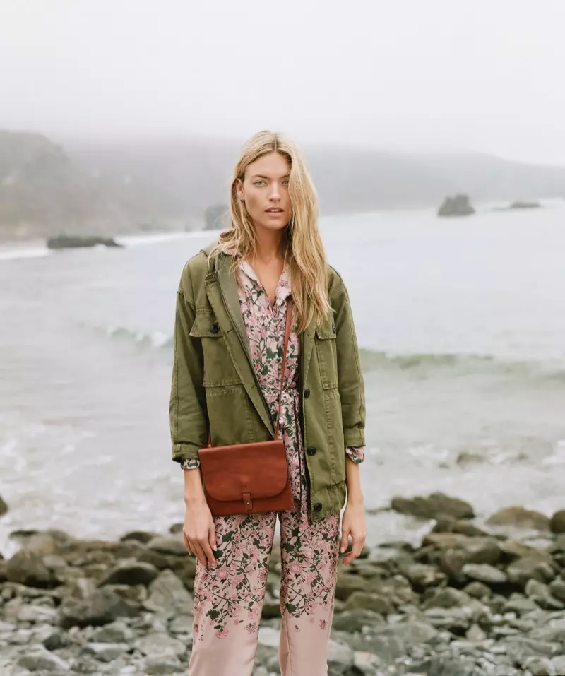 Martha Hunt pose ku laut pikeun kampanye Lucky Brand Libur 2018