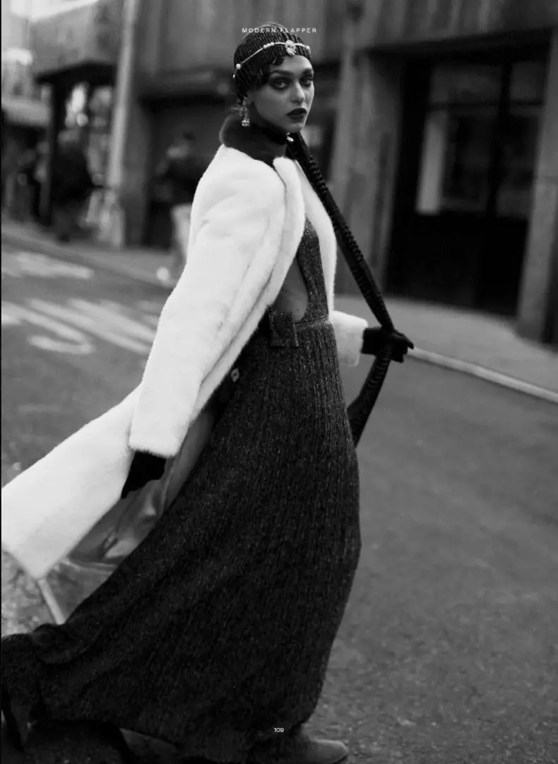 Tạo dáng trên đường phố, Zhenya Katava mặc áo khoác Versace và váy Missoni