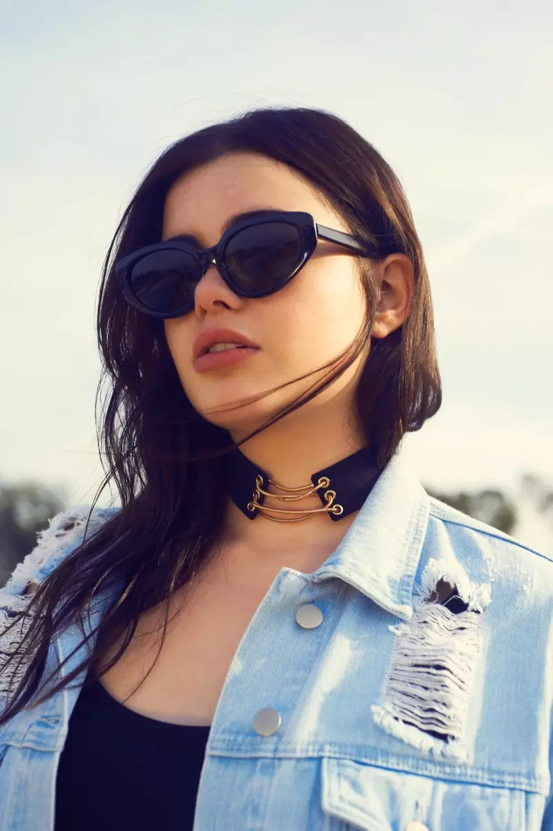 Barbie Ferreira modeluje slnečné okuliare a džínsovú bundu z kolekcie Forever 21 Plus na jar 2017