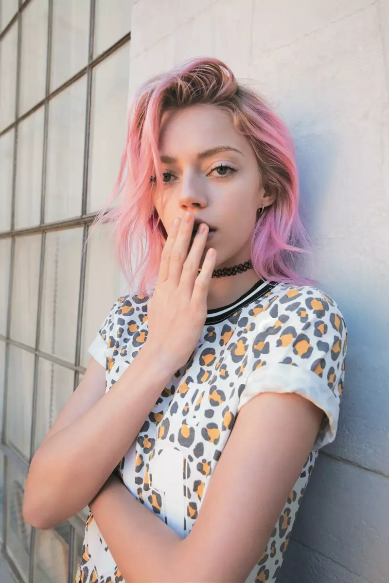 Pokazujući svoju ružičastu frizuru, Pyper America Smith glumi u kampanji Forever 21 za ljeto 2016.
