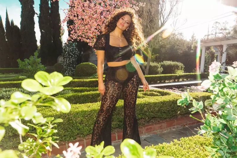 Plus-size model Ashley Graham nosi čipke odvojene od PrettyLittleThing kolaboracije za proljeće 2019.