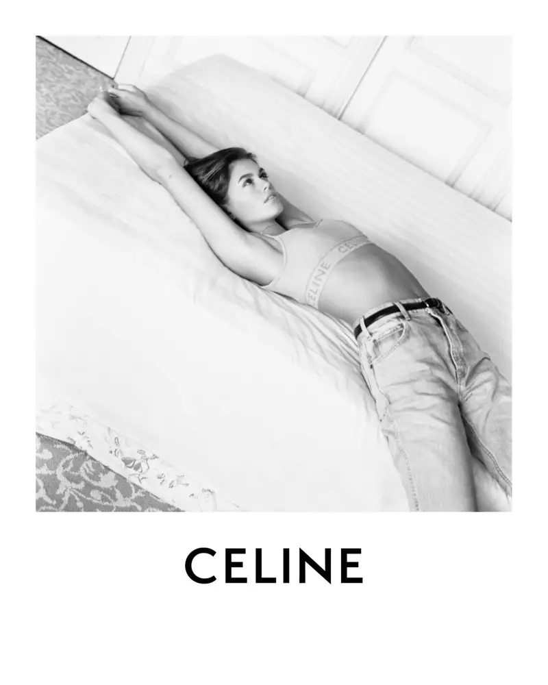 Kaia Gerber, gekleed in jeans en een merktop, voert de campagne van Celine lente-zomer 2021.