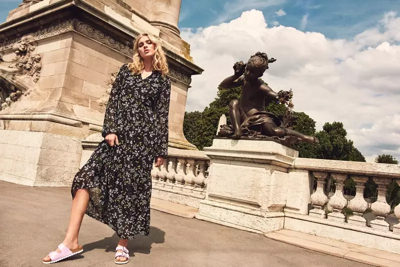 Model Elsa Hosk memakai gaun maxi dalam kempen Vero Moda musim bunga-musim panas 2019