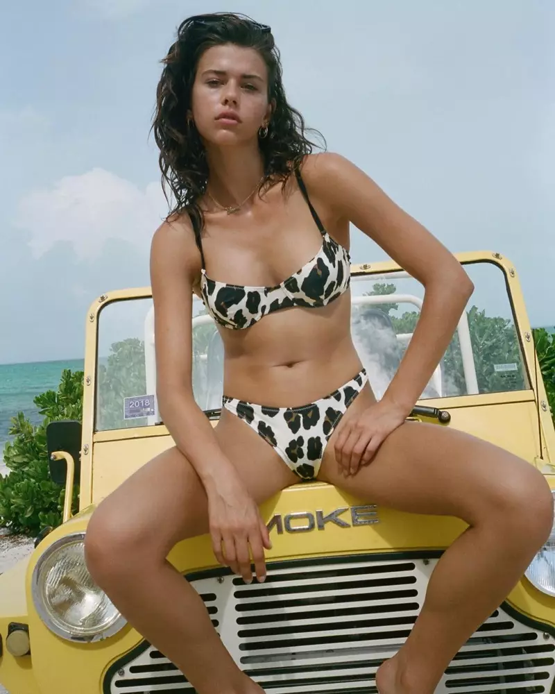 Il modello Georgia Fowler sfoggia un bikini leopardato Solid & Striped