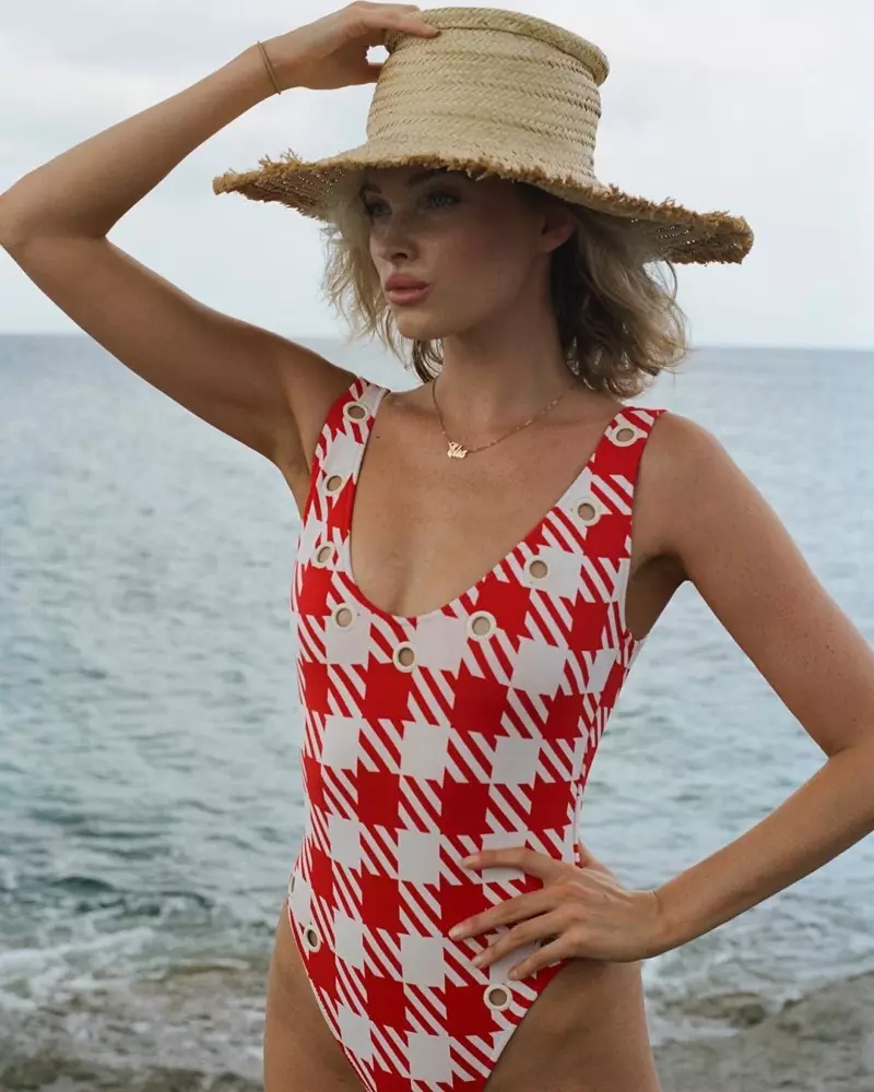 D'Model Elsa Hosk poséiert am Gingham-Print Schwammkleed vu Solid & Striped