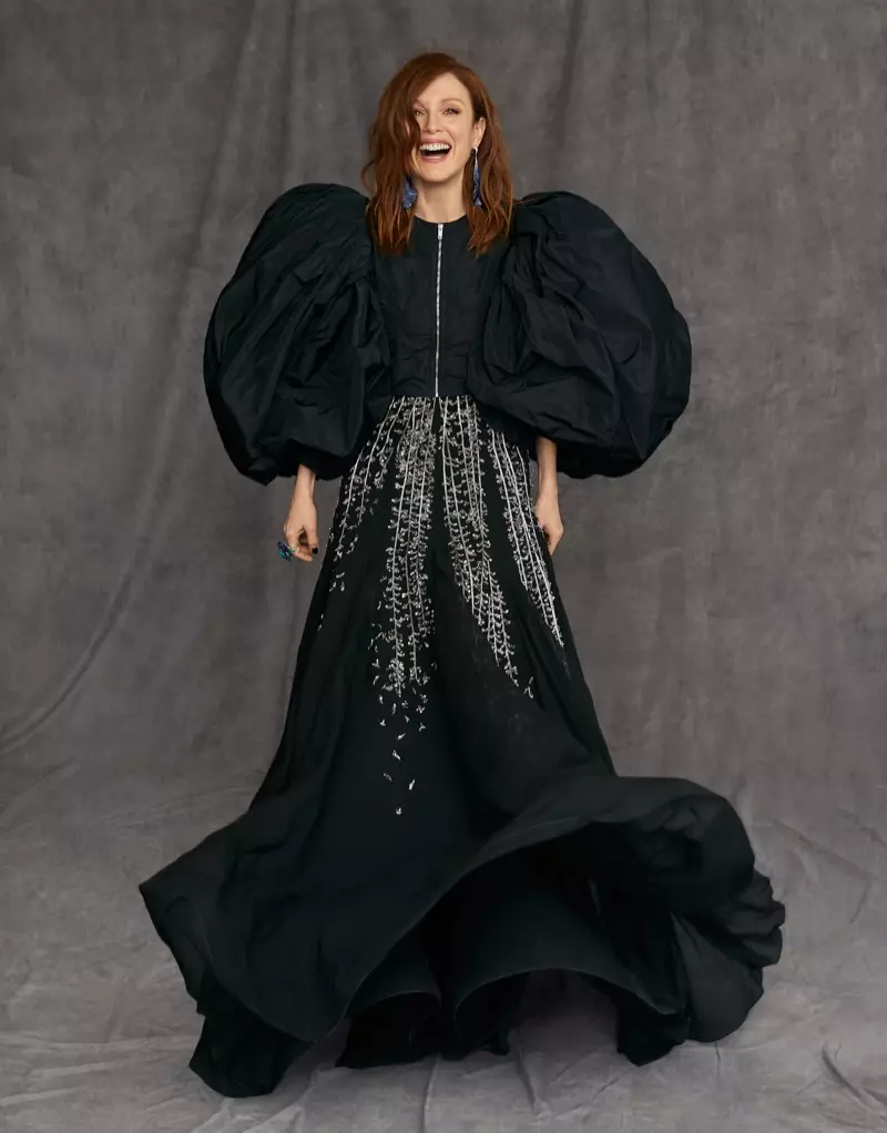 Aktris Julianne Moore poze nan ròb Givenchy ak bijou Chopard