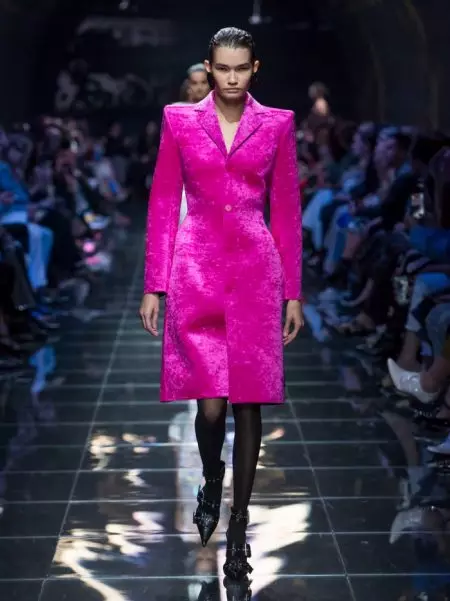 „Balenciaga“ 2019 m. pavasariui suteikia elegantiškumo