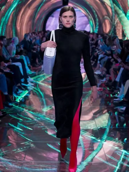 Balenciaga piedāvā elegantu vieglumu 2019. gada pavasarim