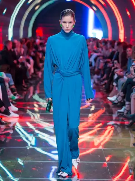Balenciaga વસંત 2019 માટે ભવ્ય સરળતા લાવે છે