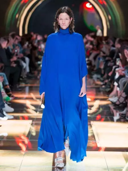Balenciaga ѝ носи елегантна леснотија на пролетта 2019 година