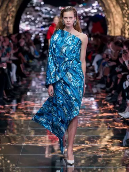 Balenciaga سهولت زیبایی را برای بهار 2019 به ارمغان می آورد