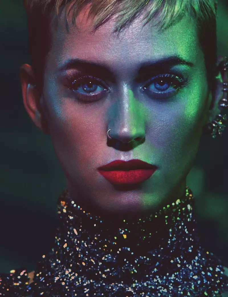 Sebini Katy Perry o mo atamela ka mose oa Miu Miu le cuff ea tsebe ea Repossi