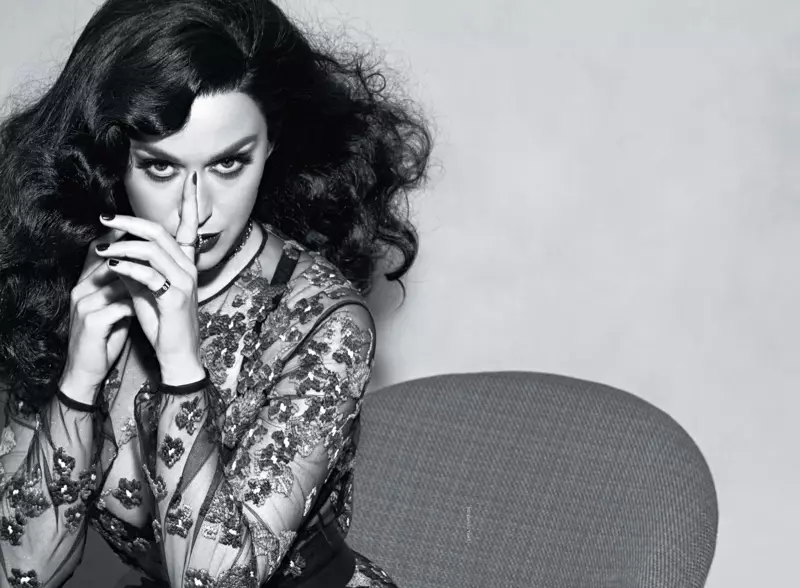 Fotografearre yn swart en wyt, draacht Katy Perry Dior-jurk