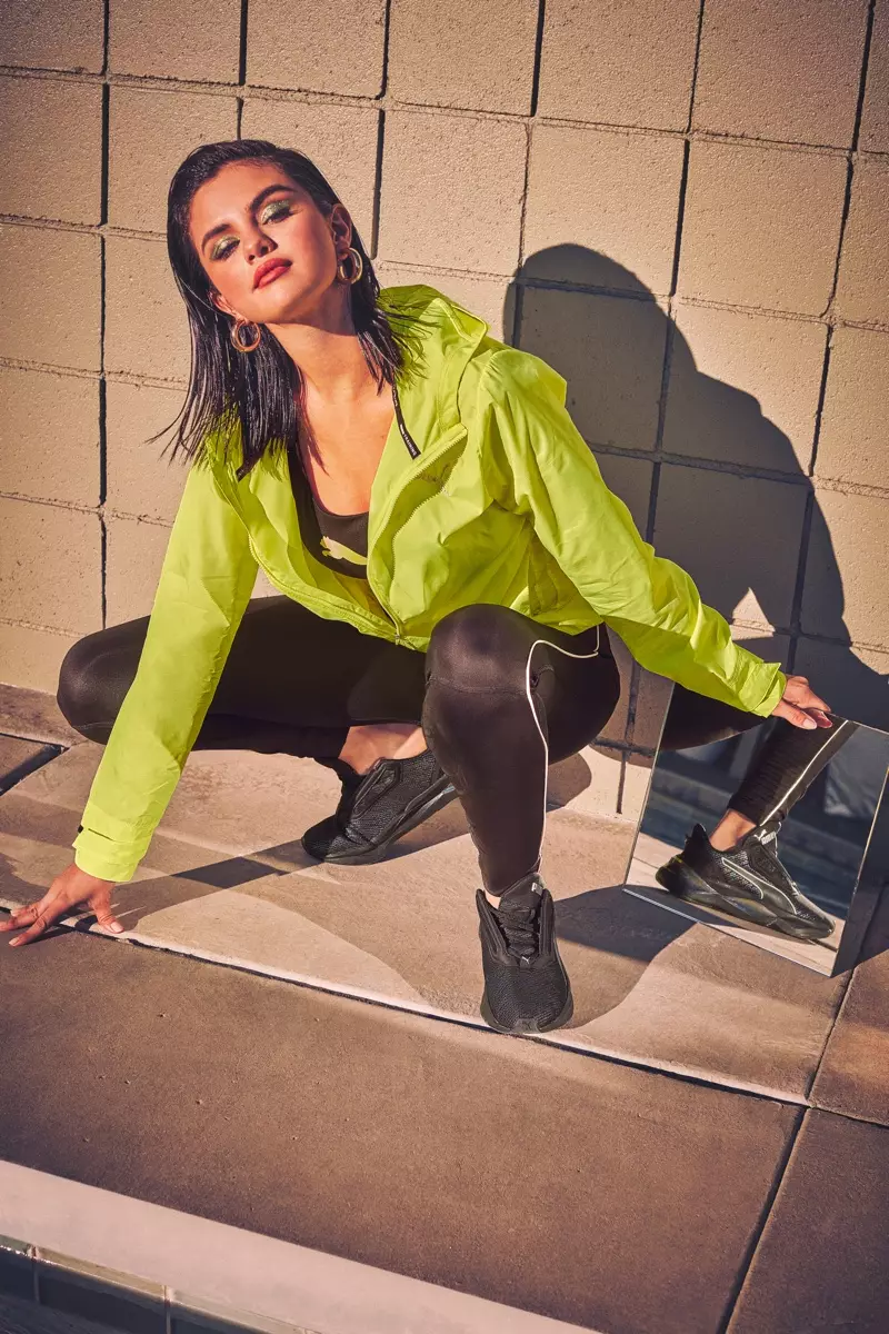 Vestida de verde neón, Selena Gomez mostra as novas zapatillas deportivas LQD CELL Shatter Luster de PUMA