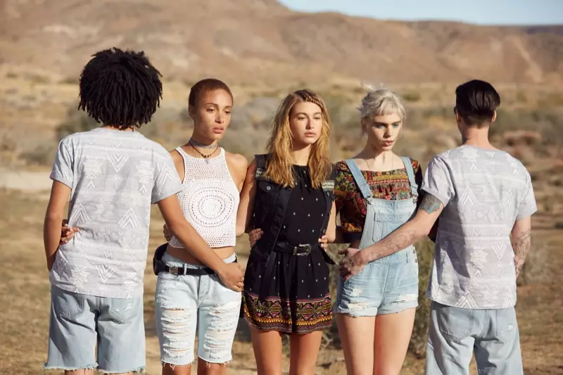 Adwoa Aboah, Hailey Baldwin și Julia Cumming pe platourile de filmare ale campaniei H&M x Coachella 2016