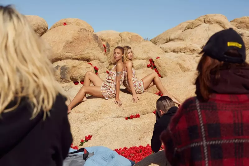 Adwoa Aboah en Hailey Baldwin op de set van de H&M x Coachella 2016-campagne