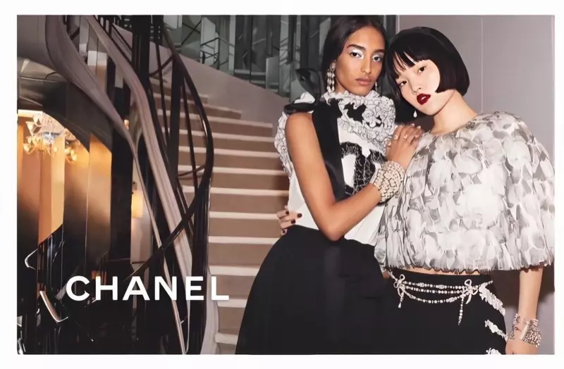 Mona Tougaard ug Pan Haowen atubangan sa Chanel pre-fall 2020 nga kampanya.