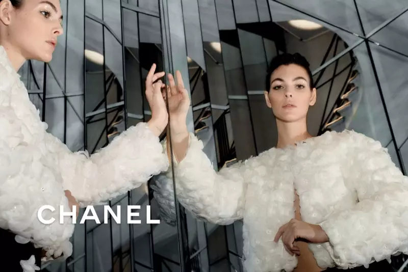 Vittoria Ceretti ຖ່າຍຮູບໃຫ້ກັບແຄມເປນ Chanel ກ່ອນລະດູໃບໄມ້ຫຼົ່ນ 2020.