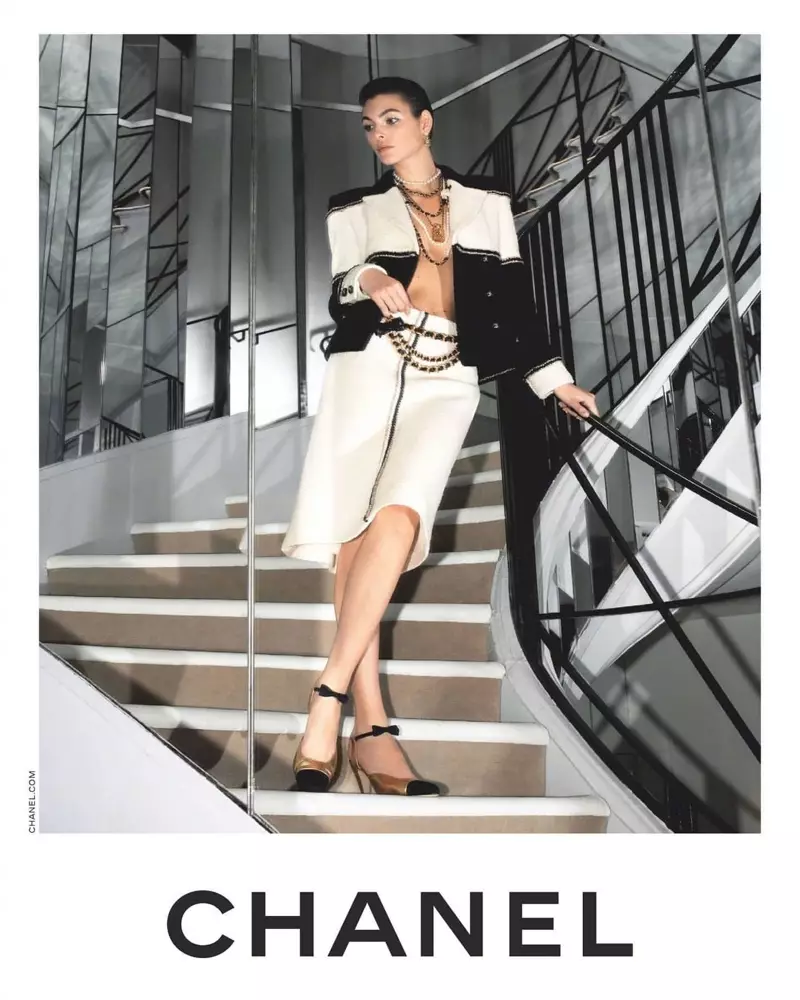 La model Vittoria Ceretti posa per a la campanya de Chanel abans de la tardor 2020.