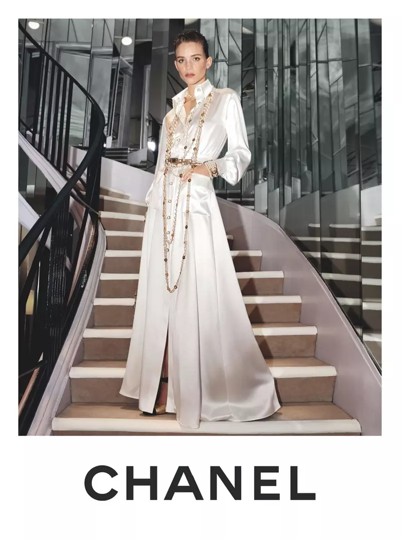 Η Rebecca Leigh Longendyke πρωταγωνιστεί στην καμπάνια της Chanel pre-fall 2020.