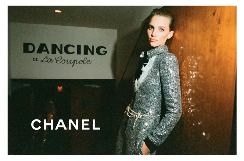 Model Rebecca Leigh Longendyke pose kanggo kampanye Chanel pra-musim 2020.