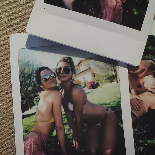 Kendall Jenner et Hailey Baldwin ont frappé Coachella en bikini. Photo via Instagram