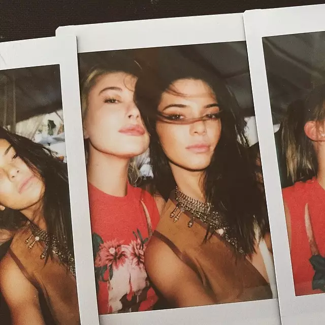 Heilija Boldvina un Kendala Dženere izmanto glam polaroīdus Coachella. Foto caur Instagram