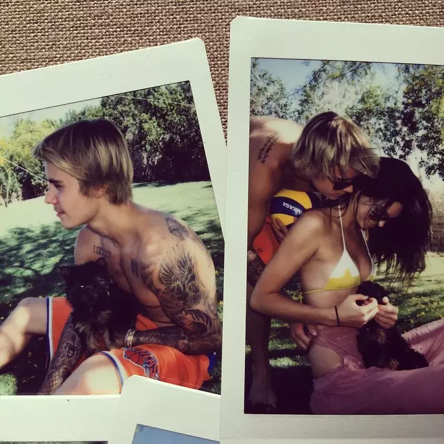 Cosnaíonn Kendall Jenner suas le Justin Bieber i gcuma bicíní. Grianghraf via instagram