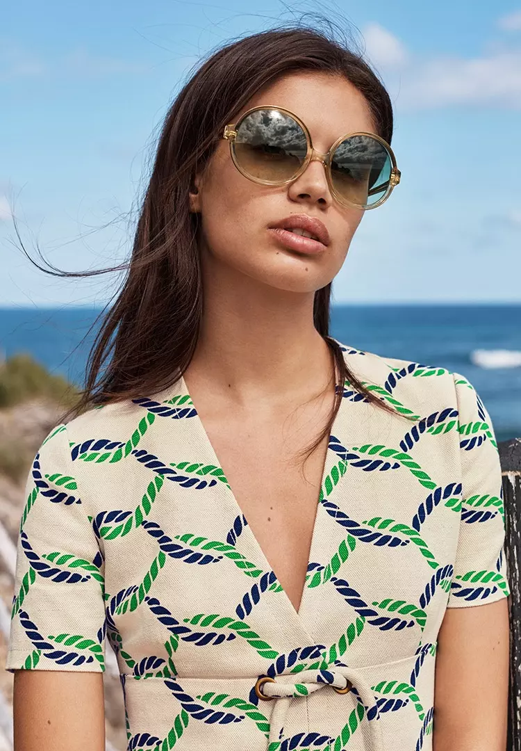 Το μοντέλο Sara Sampaio φοράει φόρεμα Tory Burch Pier και oversize στρογγυλά γυαλιά ηλίου