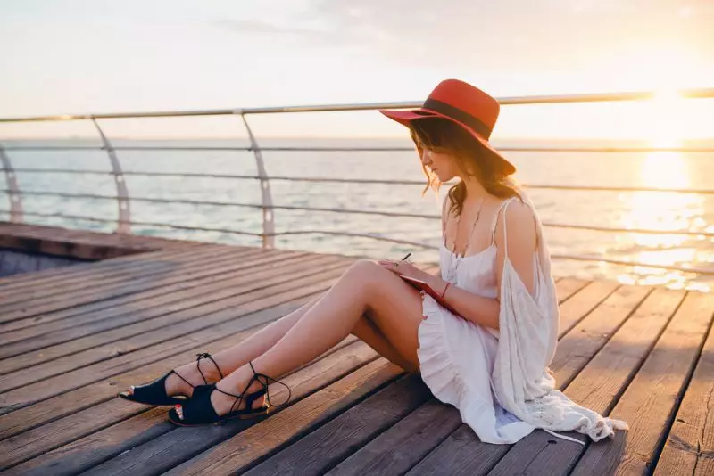 femme, promenade, robe, sandales, chapeau