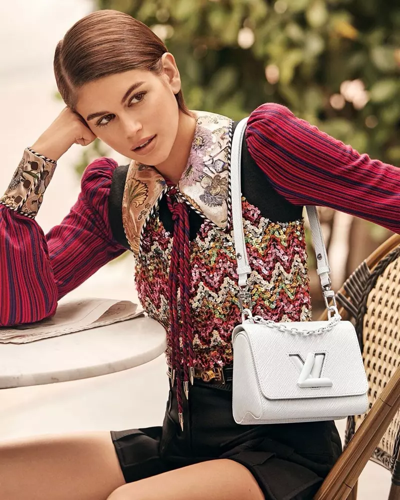 Kaia Gerber ane nyeredzi muLouis Vuitton Twist chirimo-zhizha 2020 mushandirapamwe