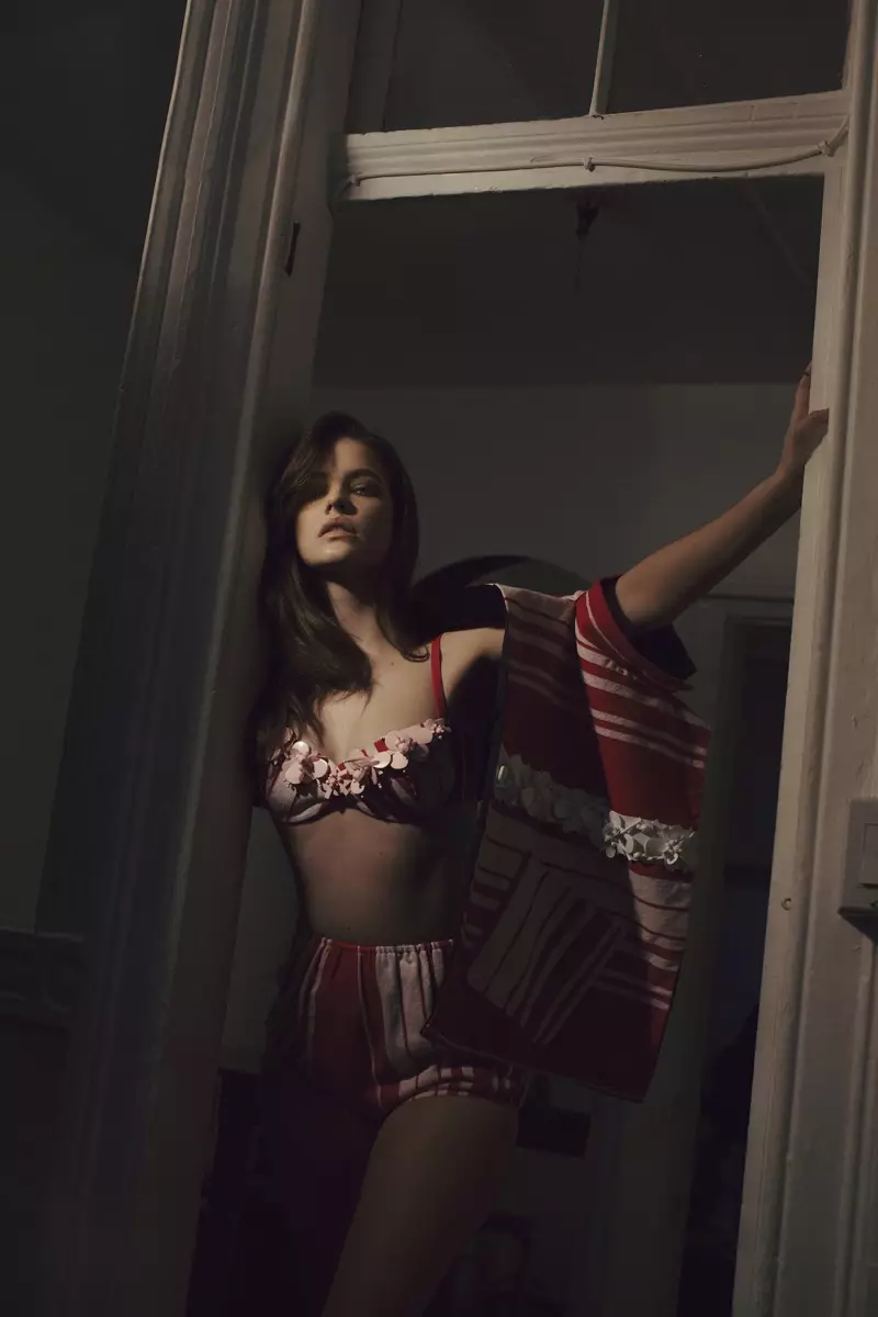 Barbara Palvin Miu Miu bralette-t, rövidnadrágot és nadrágot modellez