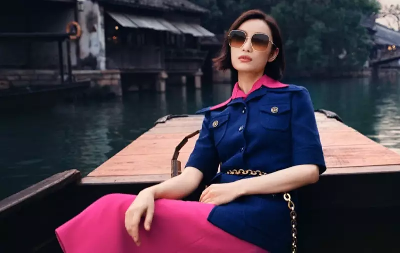 Ni Ni poséiert zu Wuzhen, China fir Gucci Eyewear Fréijoer-Summer 2021 Kampagne.