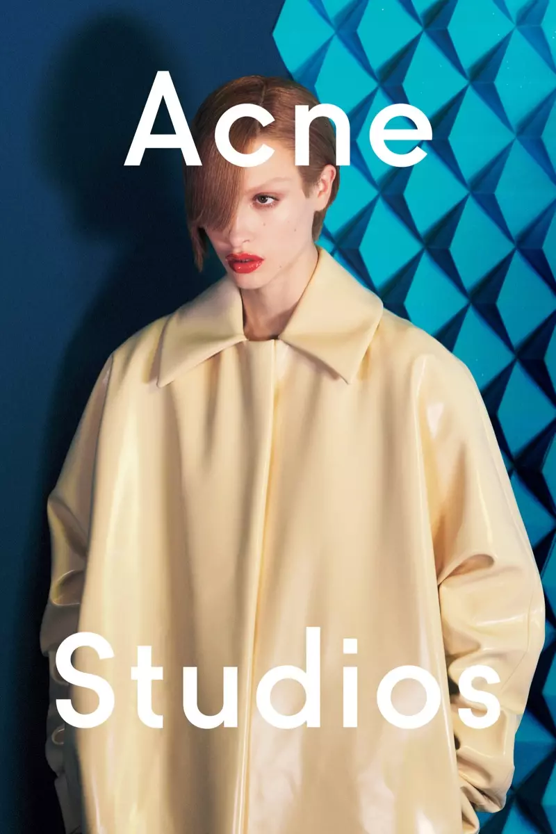 Acne Studios нь 2016 оны намрын тод хэлбэрт анхаарлаа хандуулдаг