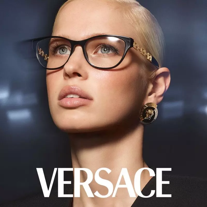 Model Fien Kloos o roala likhalase tsa mahlo a katse lets'olo la mariha la 2020 la Versace Eyewear.