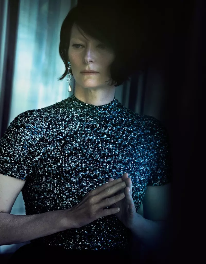 Tilda Swinton brilla amb una part superior brillant