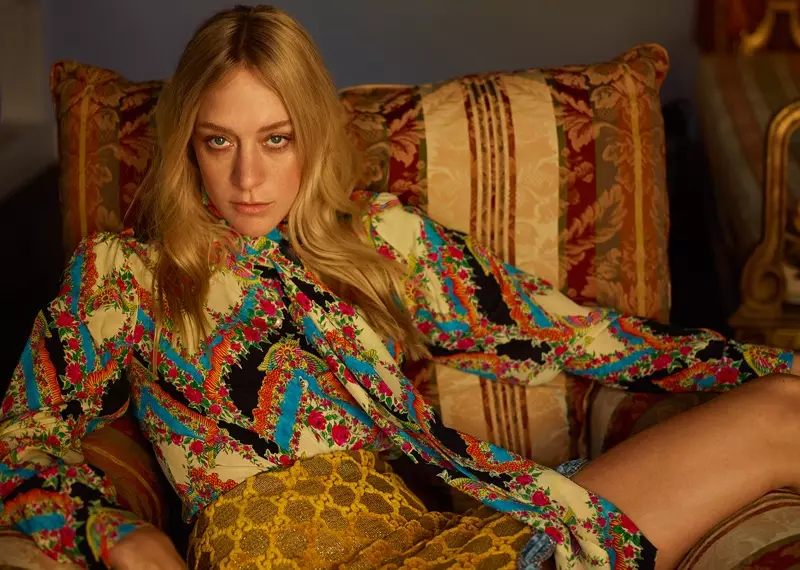 Embrassant les imprimés rétro, Chloé Sevigny pose en blouse et jupe Gucci