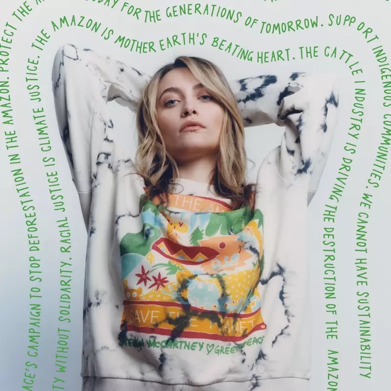 Skådespelerskan Paris Jackson bär en begränsad upplaga av Stella McCartney x Greenpeace-kollektionen.