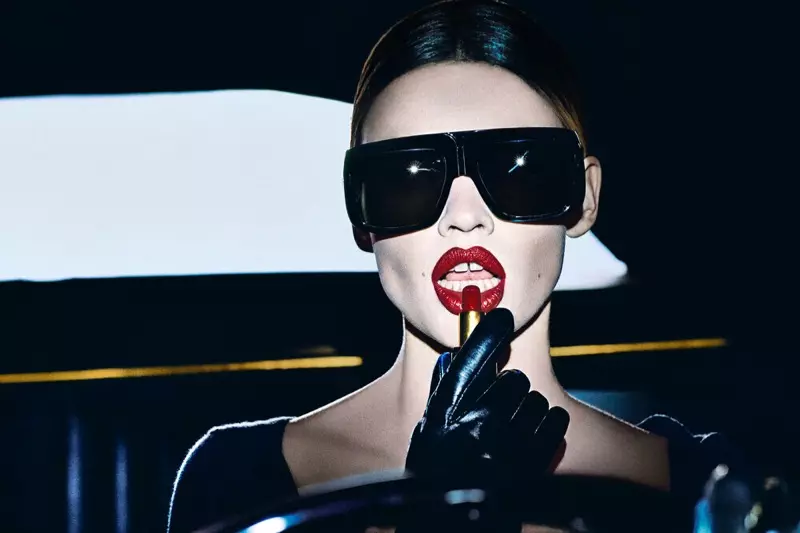 Lara Stone protagonista da Tom Ford Most Wanted lipstick kanpainan.