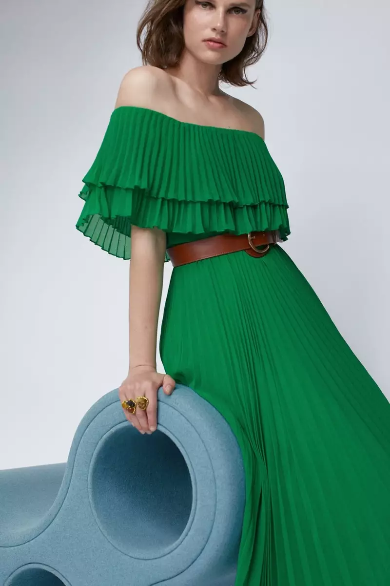 모델 Giedre Dukauskaite는 벨트가 달린 Zara 플리츠 드레스를 착용합니다.