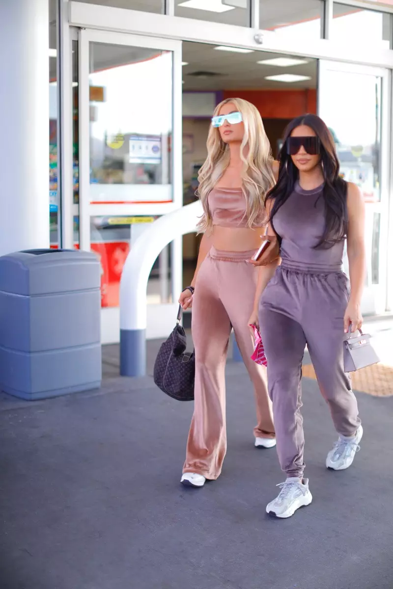 金·卡戴珊 (Kim Kardashian) 和帕麗斯·希爾頓 (Paris Hilton) 想要進行一次坦誠的散步，穿著 SKIMS 絲絨系列。