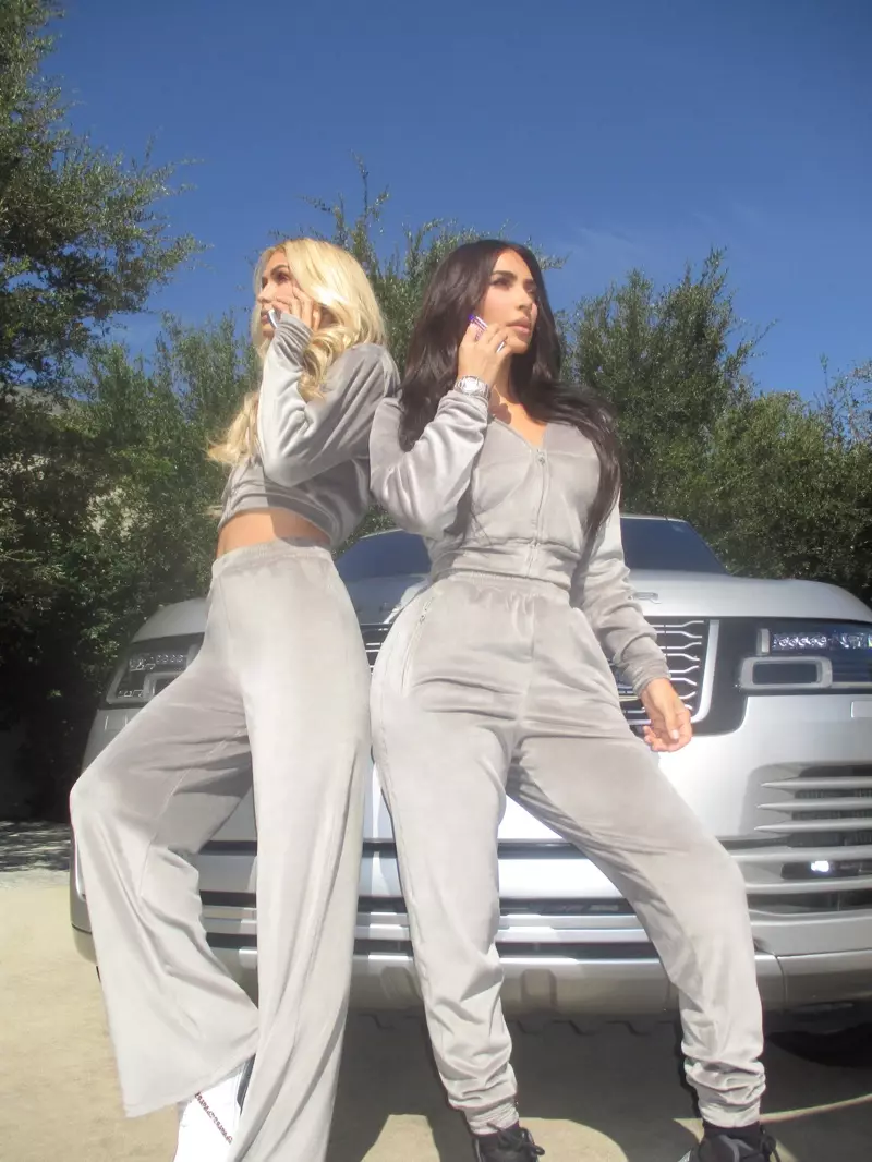 Geminação: Paris Hilton e Kim Kardashian posam para a coleção SKIMS Velour.