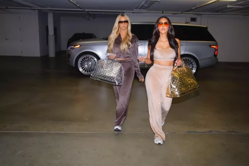 Paris Hilton ndi Kim Kardashian nyenyezi mu SKIMS Velor kampeni.