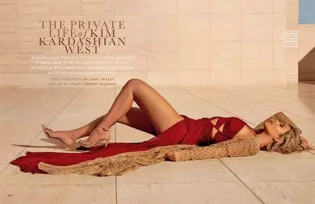 Nag-pose si Kim Kardashian sa Red-Hot Fashions para sa Vogue India